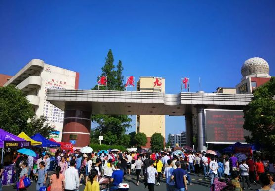 直击2018安庆高考——安庆九中考场一女生中暑晕倒