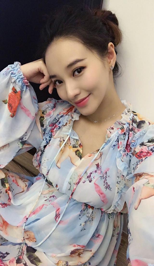 欧弟的妻子郑云灿也是从事时尚这一领域的,其实她素颜也是很漂亮的,但