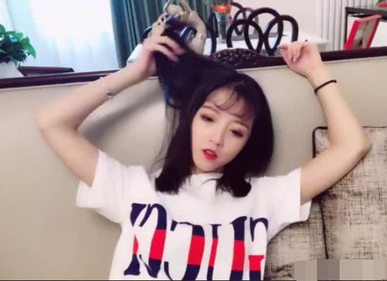 抖音莉哥短裙表演"旋转舞",惊现黑色不明物,让我做你的眼睛!