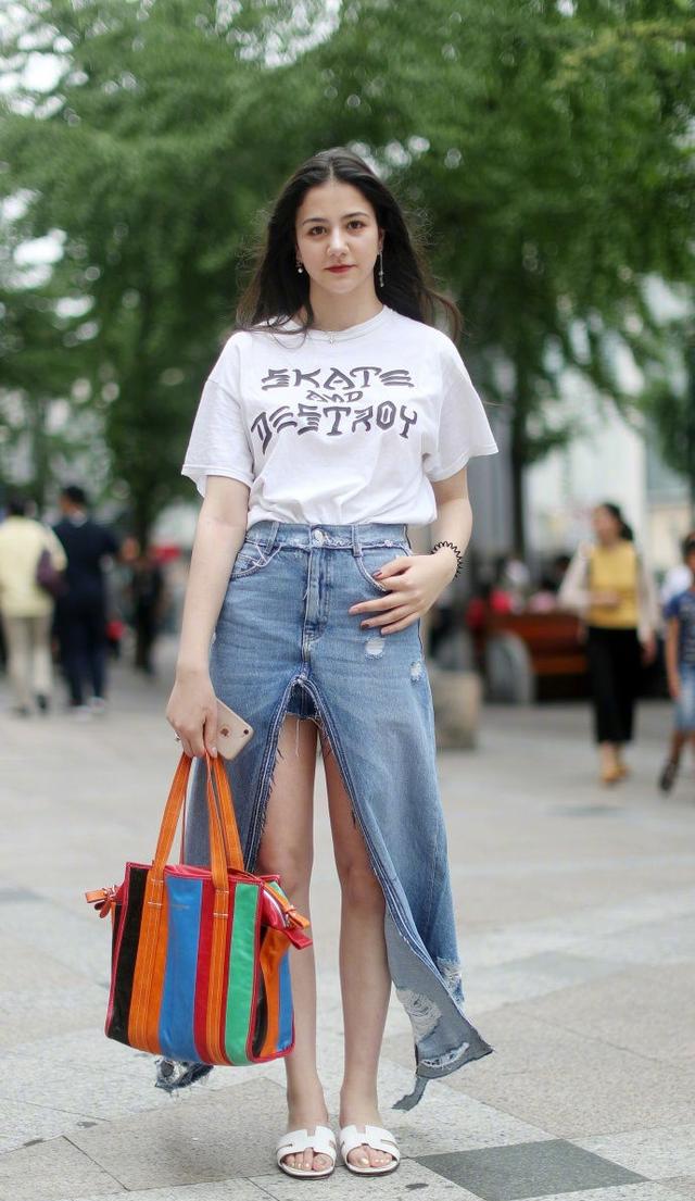 杭州美女街拍,4种不同风格的时髦夏日穿搭,你喜欢哪一种?