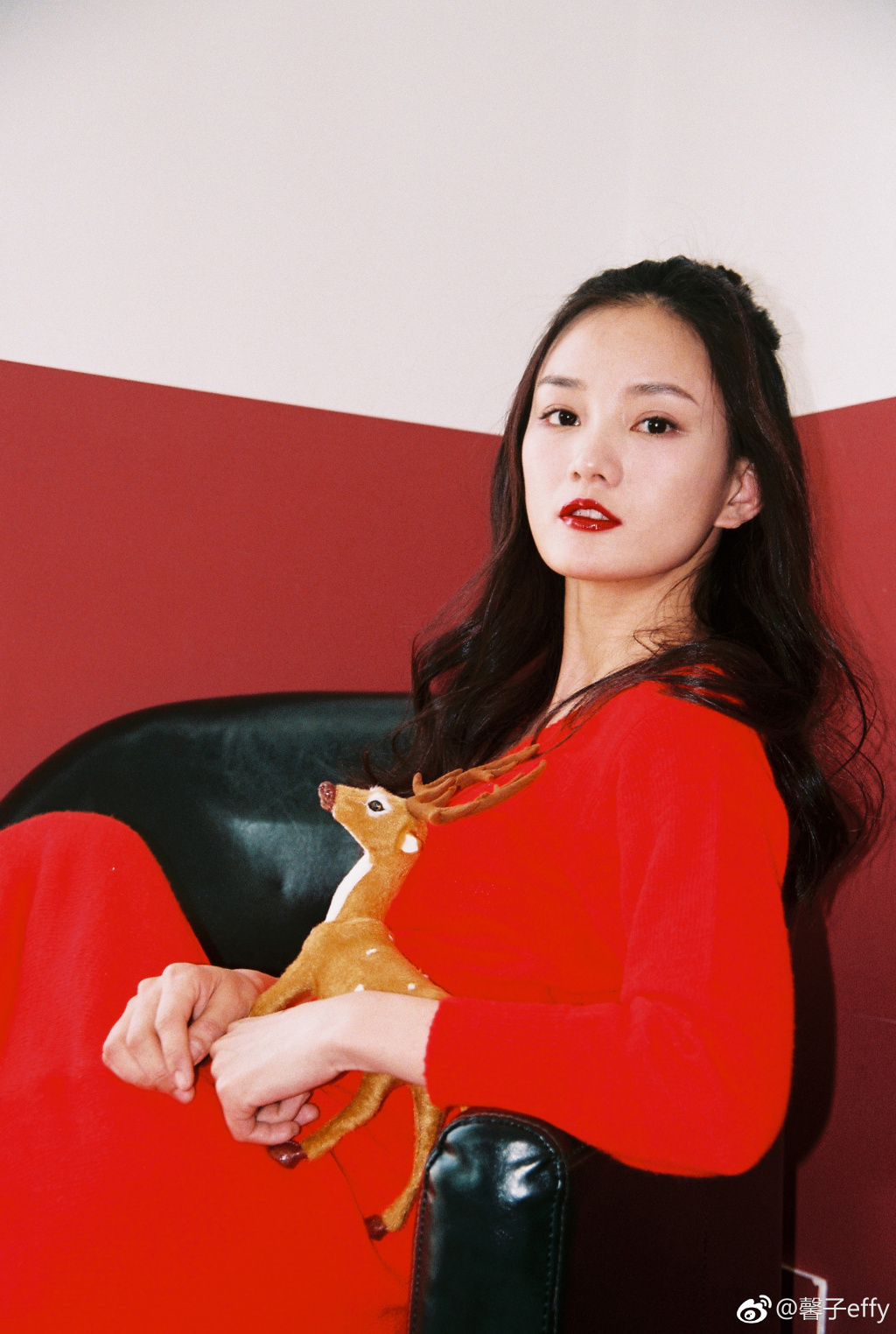 33岁馨子真会穿!一袭红色连衣裙宛如少女,网友:说她18岁我都信