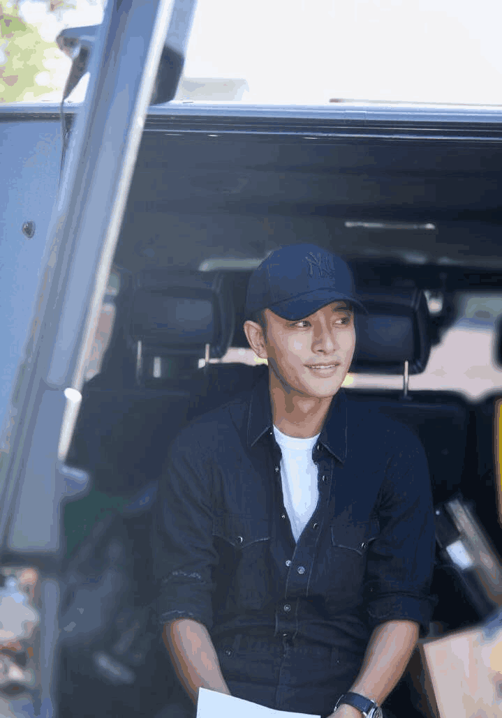 疑与李小璐和好贾乃亮现身片场, 忧郁眼神已不再, 全程笑容轻松