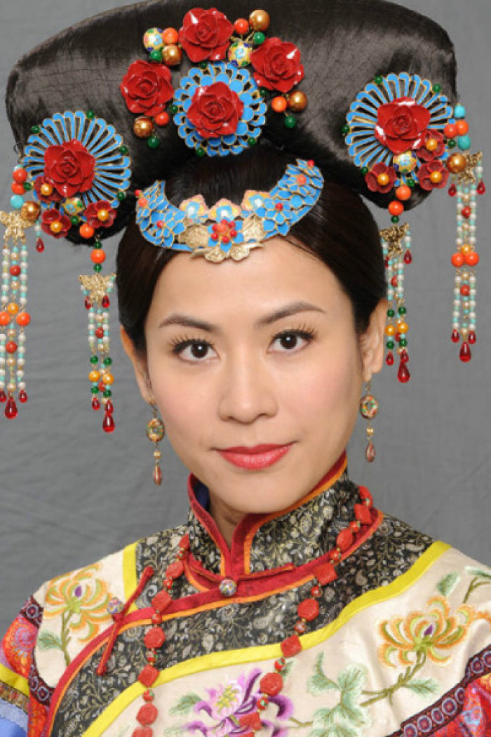 tvb女星清宫装扮,佘诗曼令人难忘,胡杏儿淡妆漂亮宣萱显老态