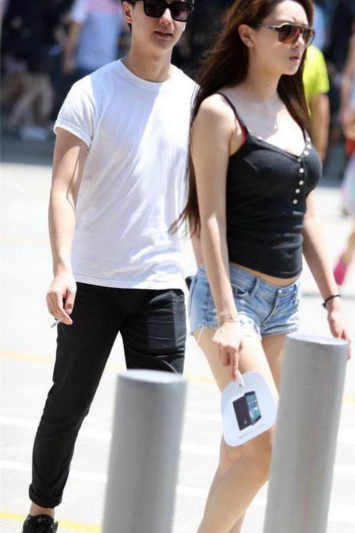 街拍:美女吊带上衣搭配小短裤,身材圆润丰满,成熟女人魅力十足