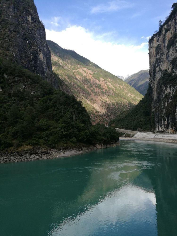 在知子罗街道上眺望对面的高黎贡山,云雾缭绕高黎贡山上的王冠峰,犹如
