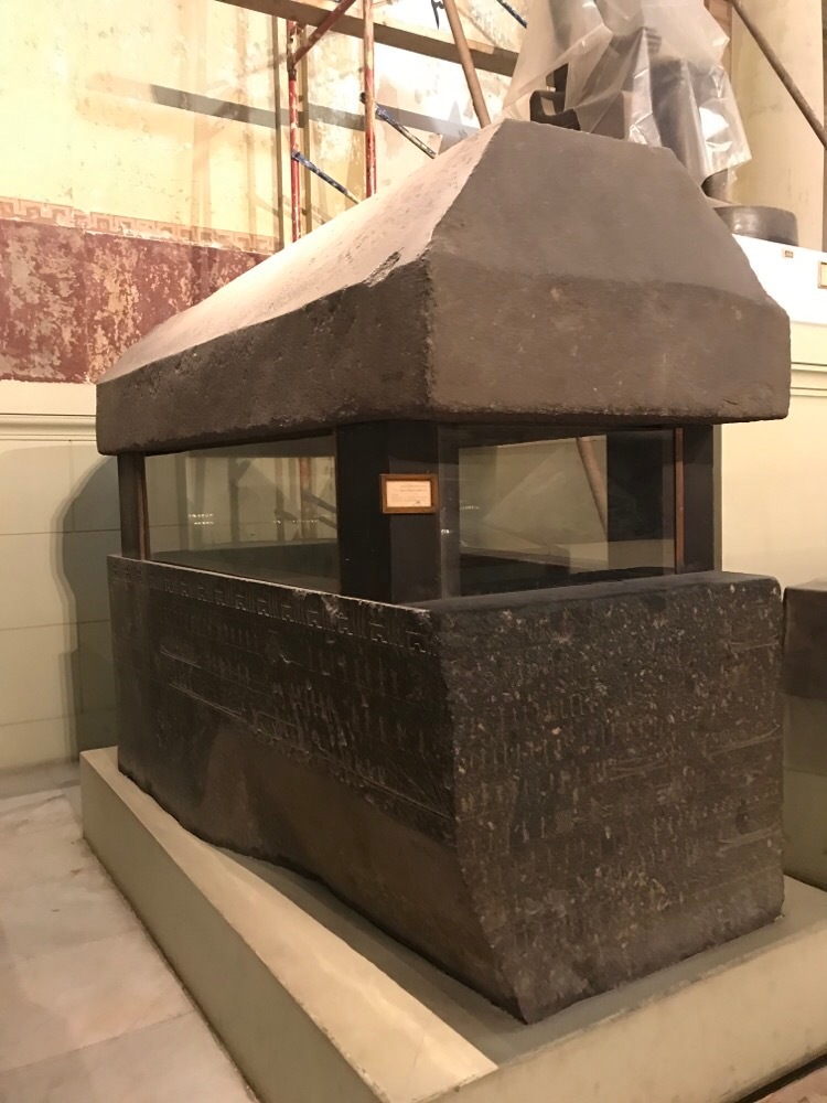 埃及博物馆中的长方形石棺,没时间去看每一个具体信息(很多也没有牌牌