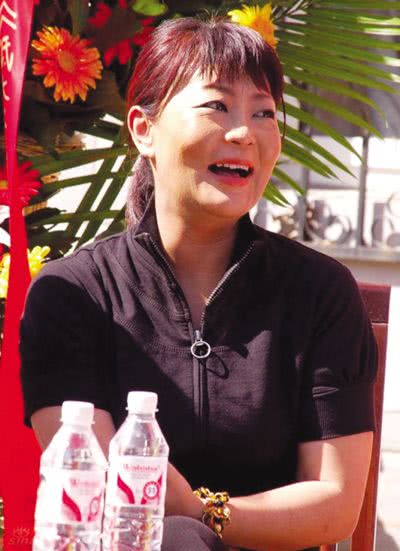 小品演员杨蕾1963年出生,曾主演了话剧《金子》中的女主角苏秋华,受到