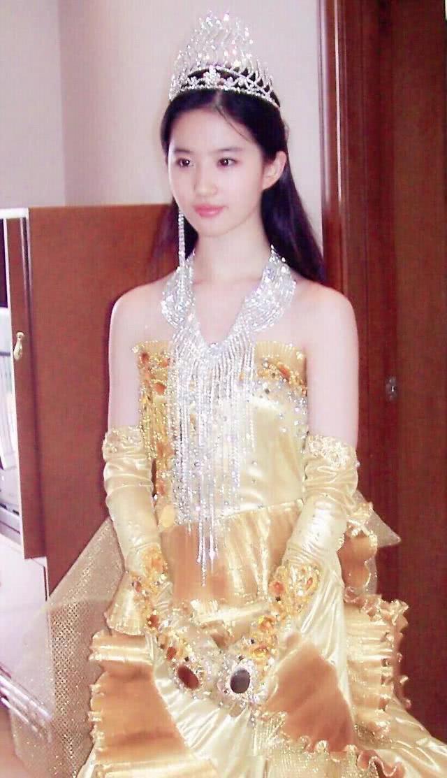 最美的金鹰女神,就应该是第一届的神仙姐姐刘亦菲了