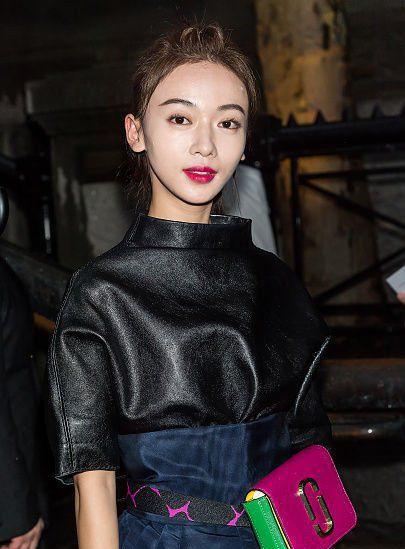 吴谨言化身现代「魏璎珞」气场惊人!四套绝美造型惊艳纽约时装周