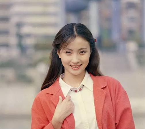 小陶虹20年前照片:身材曼妙笑容甜美,网友:少女时期太漂亮