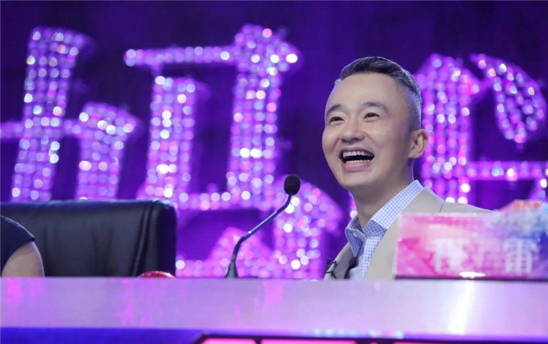 42岁娶小18岁女友,今47岁满头白发,却气场十足|程雷|主持人|陈辰_新浪