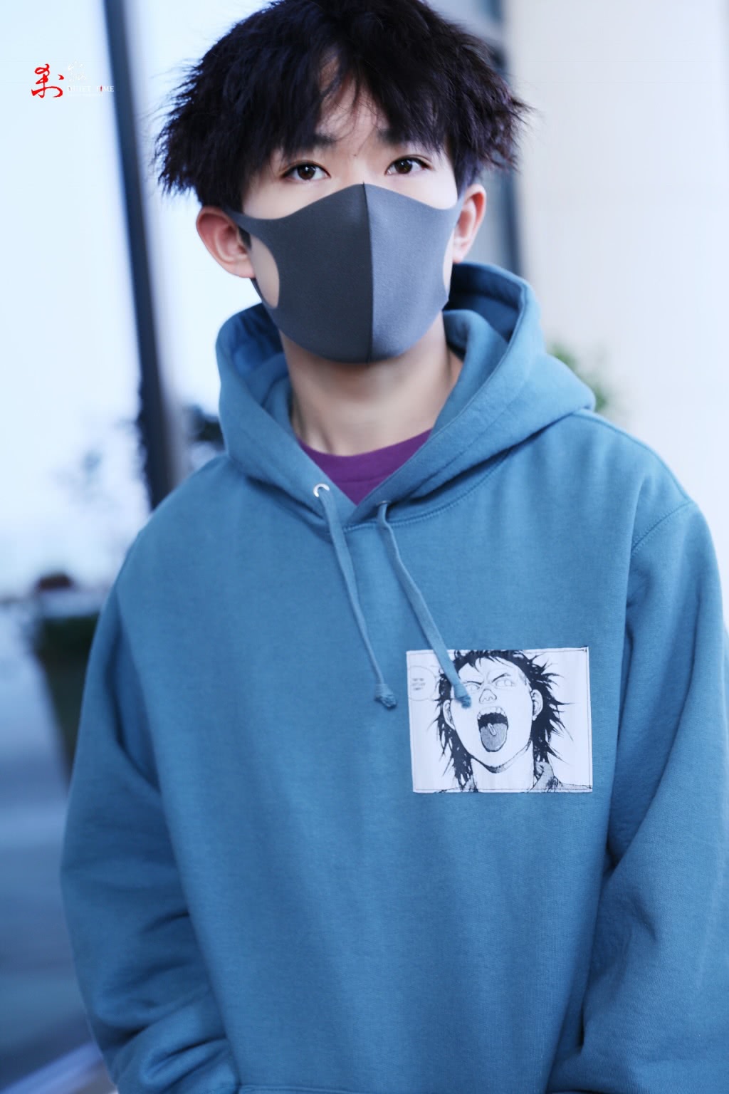 色彩博主易烊千玺上线湖蓝色少年清新脱俗卫衣可以拼成彩虹了