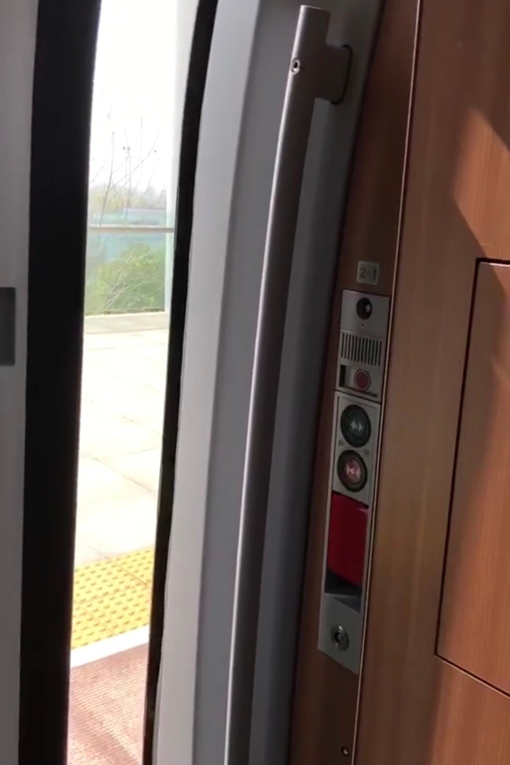 广厦客场行程遇麻烦 高铁车门关不上被滞留车站