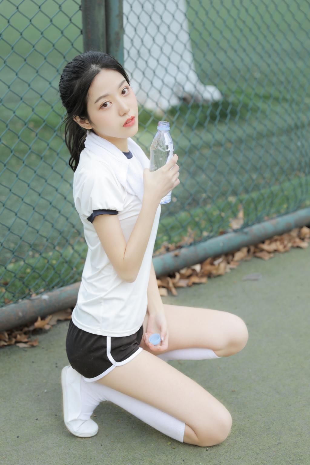 运动服美女嫩白美腿性感户外写真 第一辑!