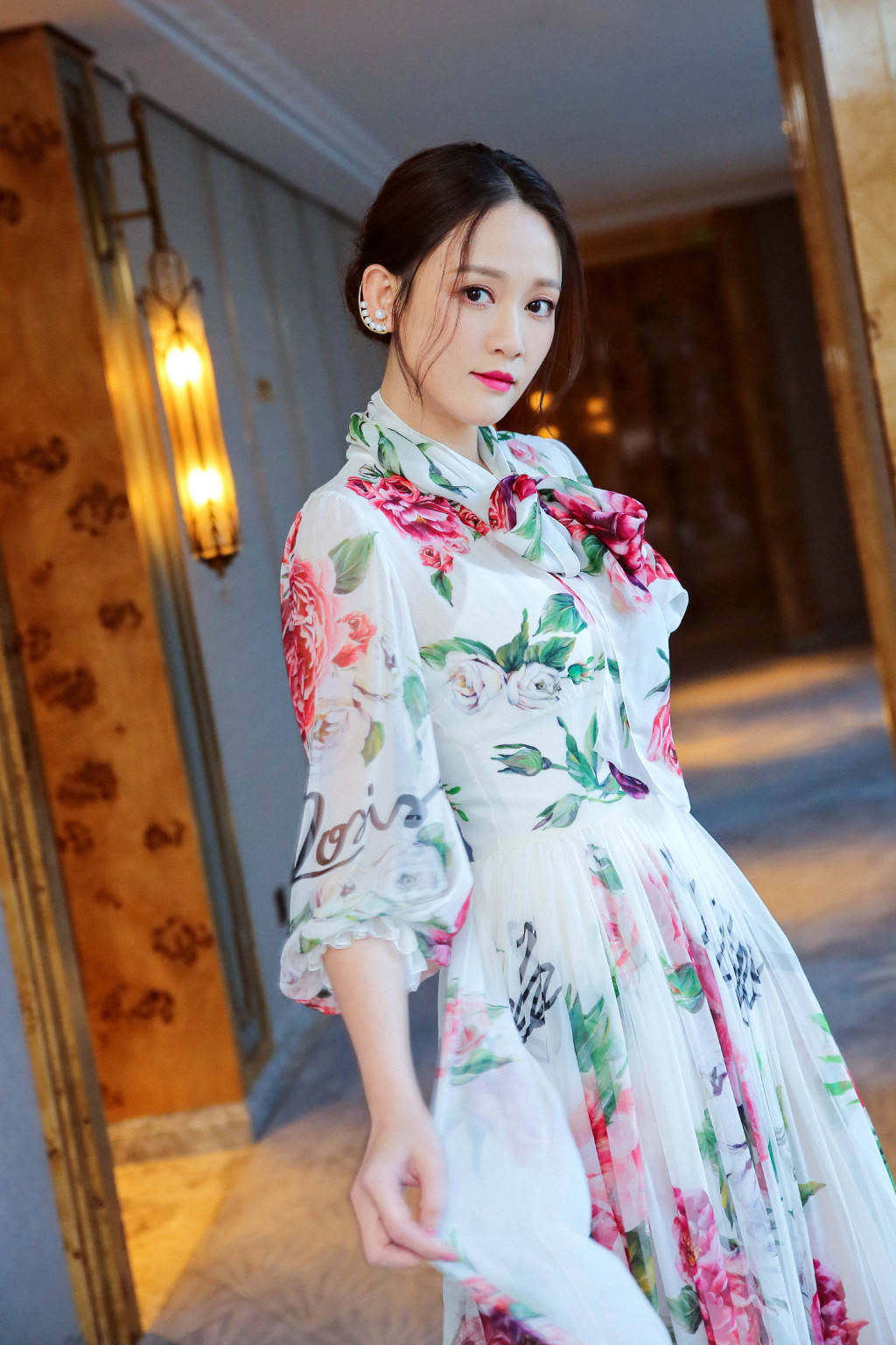 陈乔恩身着一袭印花束腰纱裙,眼神温柔优雅迷人,白色珍珠耳环吸睛