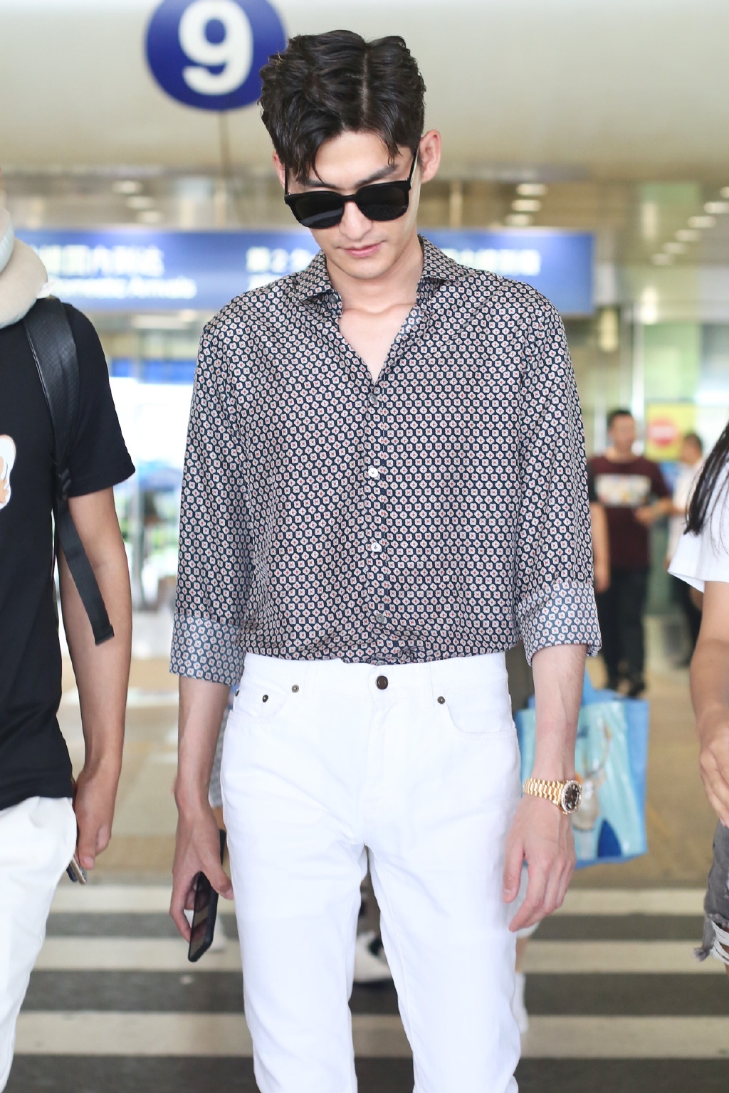 张翰帅过分了!俗掉渣的花衬衫穿出了时尚感,有颜真经得住折腾