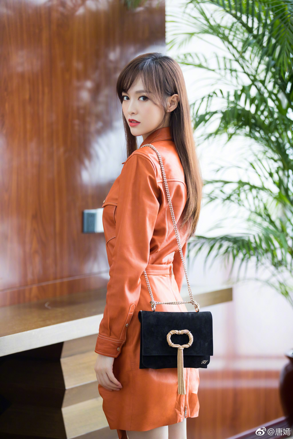 35岁唐嫣真会穿!黑色短袖 破洞牛仔裤显小20岁,秒变青春少女