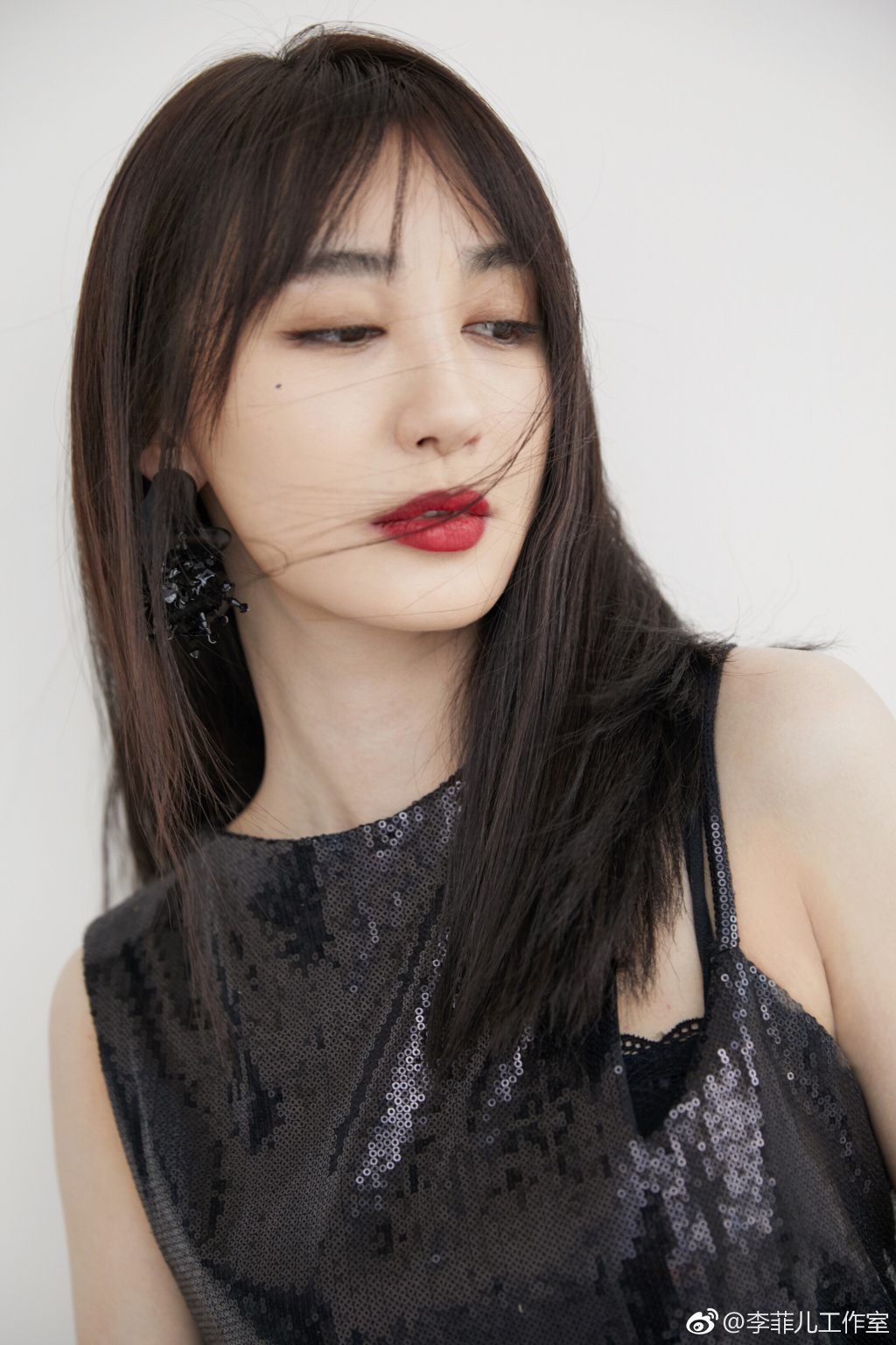 连水桶裙都穿得这么性感,一般人穿不出这感觉