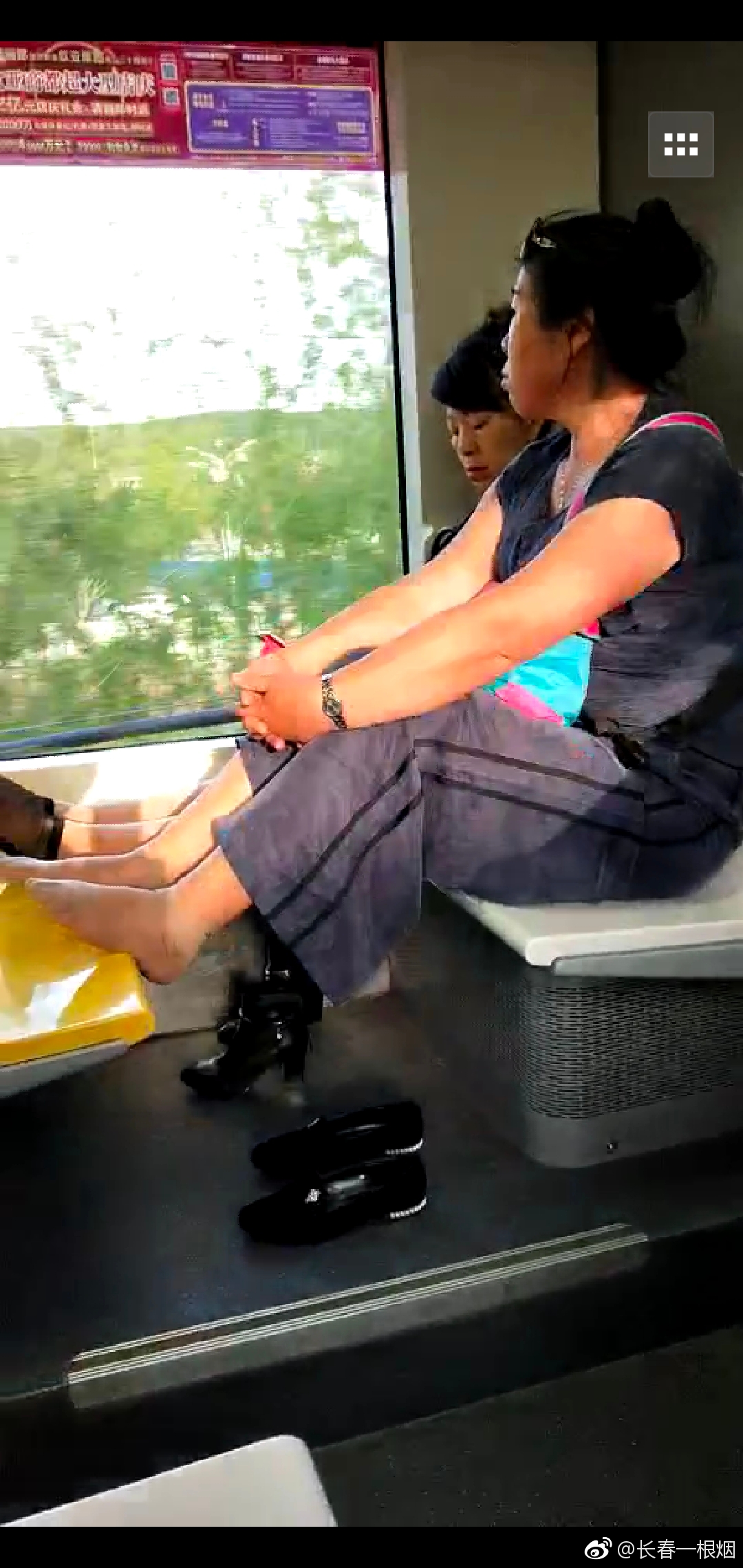 长春大妈轻轨脱鞋放松,很潇洒