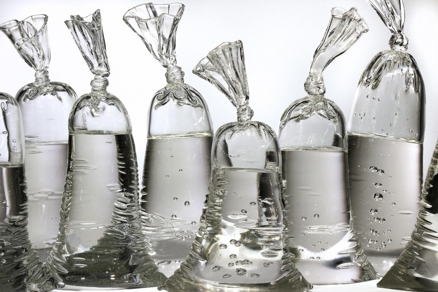 是装满水的塑料袋还是仿真的玻璃雕塑