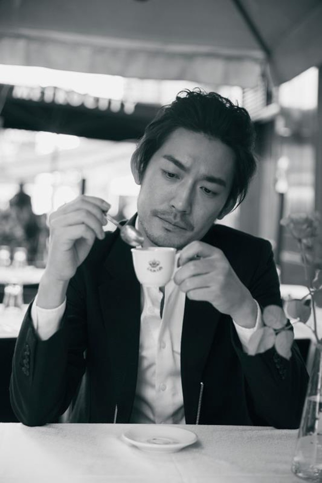 张博曝极简黑白大片 自在如风随性生活