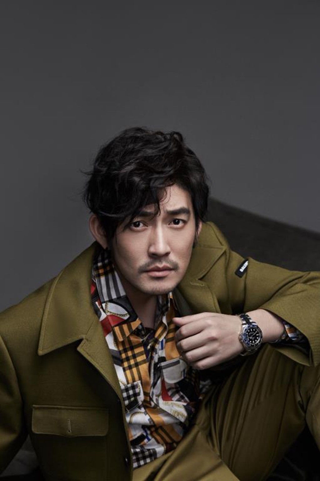 张博军衣大片亮相 眼含泪水深藏故事