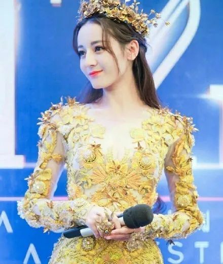 迪丽热巴成立了自己的工作室,看她的名字,就知