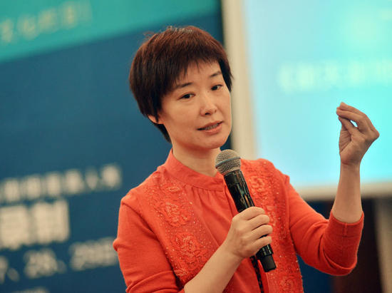 她是央视台长的女儿,丈夫身份很神秘,如今48岁退居幕后