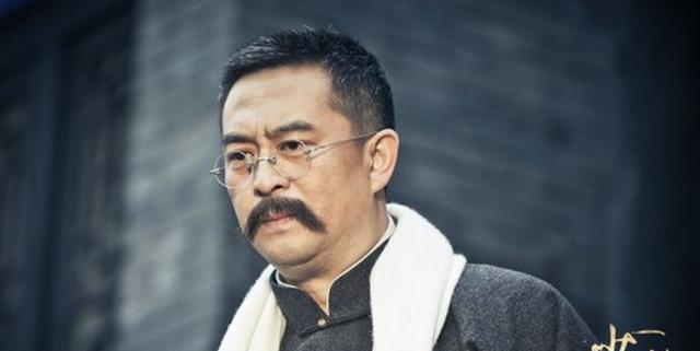 他是老中青三代人心中的男神,但走路"得瑟"原因让人心疼