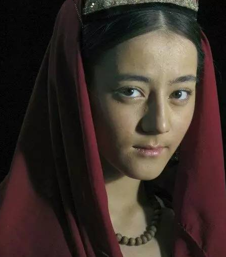 娱乐圈最敬业的演员,迪丽热巴被鞭打到淤青,他