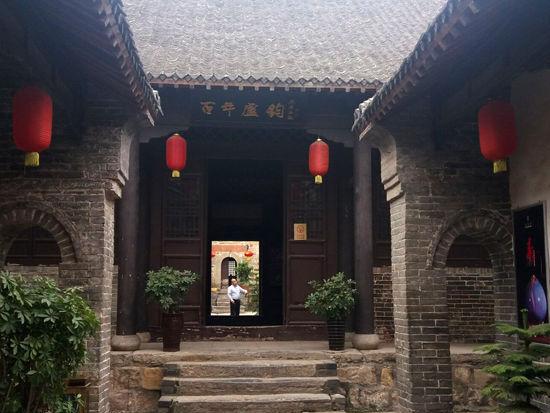 镇上还有很多被保护的大院,它们均是以姓氏聚居,如白家大院,霍家大院