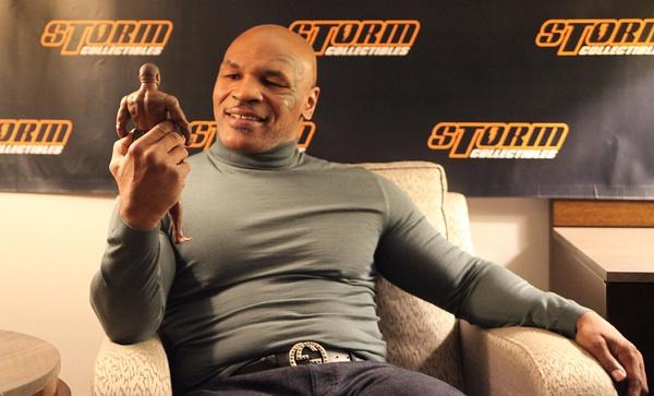 比赛仅仅进行了两个回合,泰森一记雷霆万钧的重拳,将伯比克击倒在地