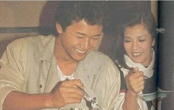 翁美玲旧照,片场吃东西乖巧得像邻家妹妹,一旁苗侨伟的表情亮了