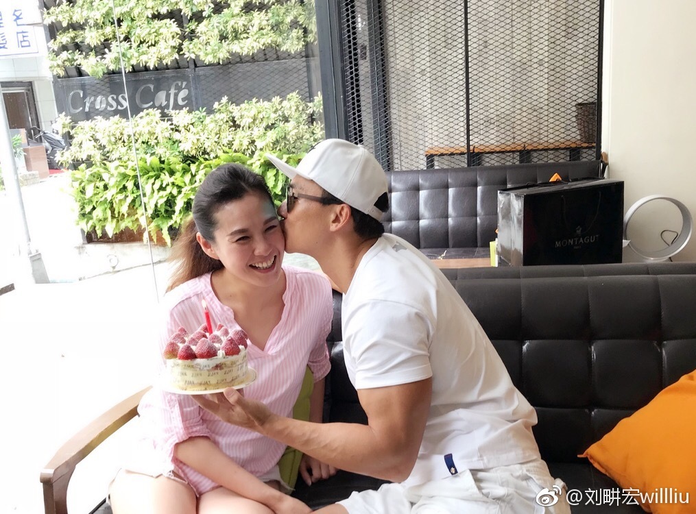 刘畊宏为老婆王婉霏庆生老夫老妻互相亲吻彼此恩爱如初恋