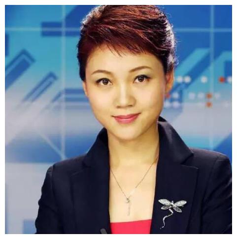 她是红极一时的主持,最红时退圈生三子,今45岁身材不输当年