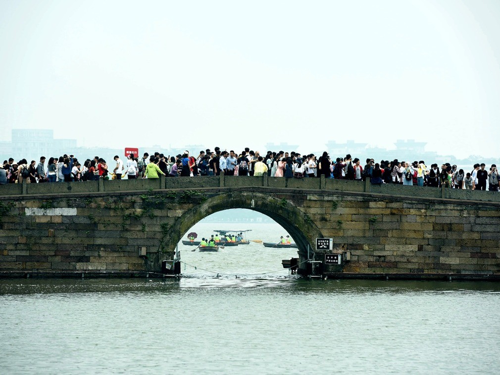2018年4月29日,杭州西湖断桥上人头攒动.重庆武隆天山三桥排名第七位.