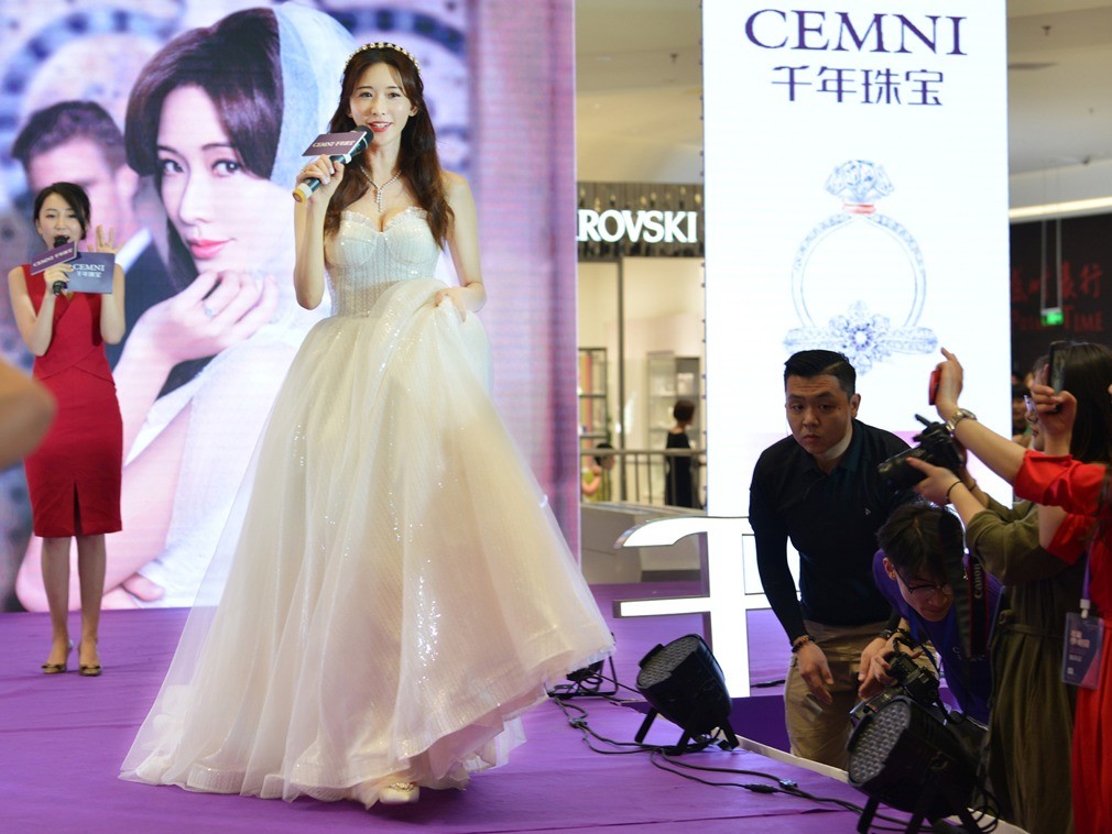 林志玲穿白纱裙似新娘无名指戴大钻戒幸福甜笑