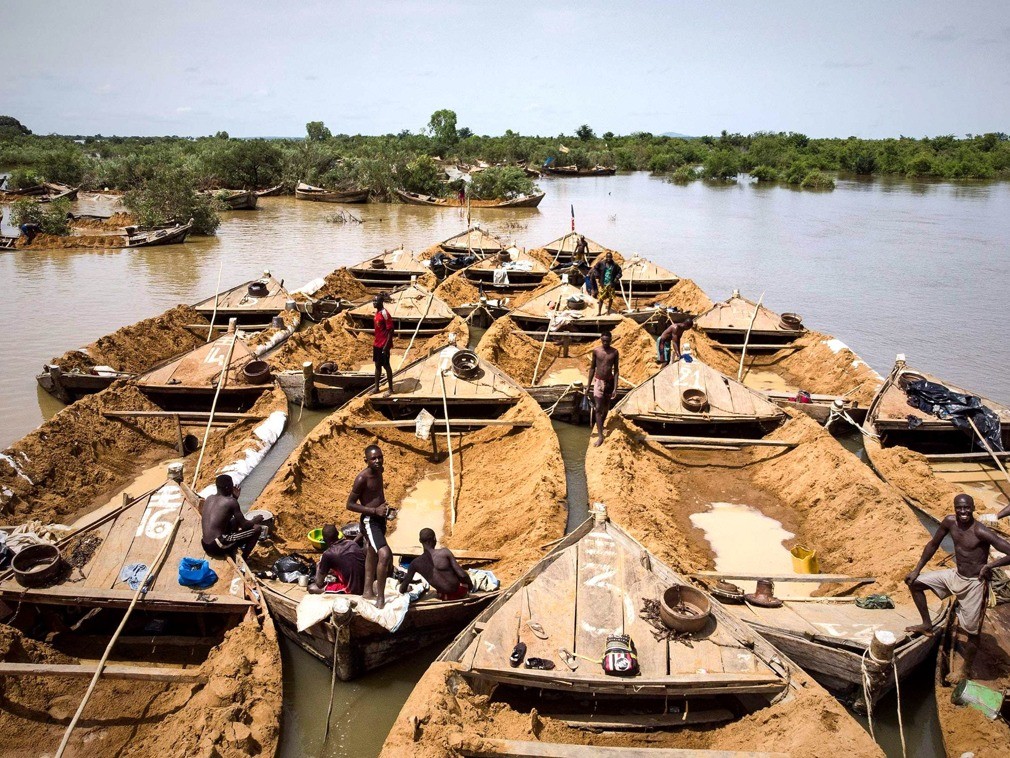 马里挖沙工人河底讨生活 只身潜入尼日尔河挖沙为生活