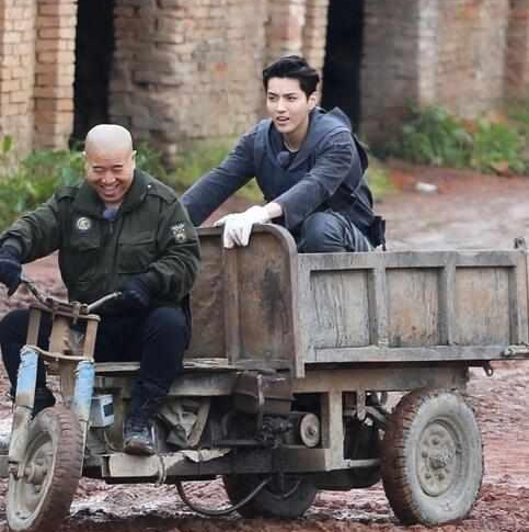 前一脚还在被刘能开三轮车,在泥泞的乡间小道上颠簸.