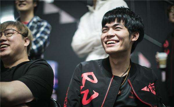 lol阿光谈自己亲姐,两眼冒光笑容灿烂!网友:还敢回家吗?