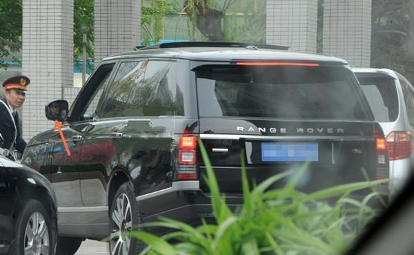 《蜗居》里的宋思明, 现实中的张嘉译, 车都一样!