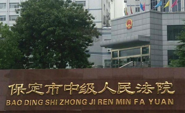停放在保定市曲阳县孝墓乡郭家店村郑某家门口的桑塔纳轿车突然起火被