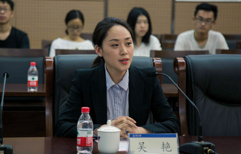 1981年,吴艳出生在浙江杭州,毕业于浙江大学.