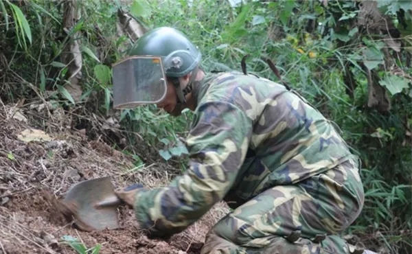 我國工兵在邊境排雷,意外坐到一塊圓形硬物,和死神擦肩而過