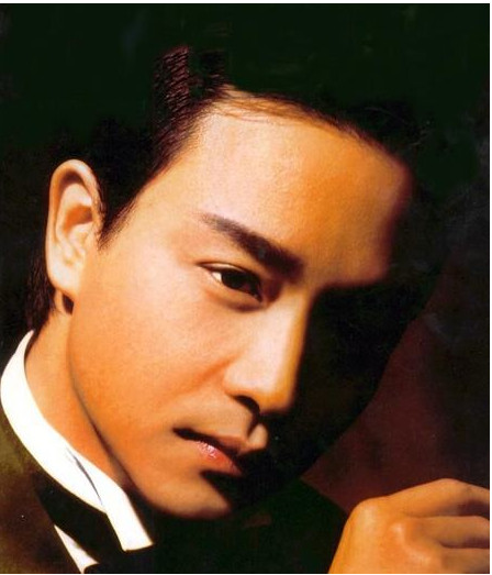 但是在1983年的时候一首《风继续吹》成名,是在当时香港的天皇巨星