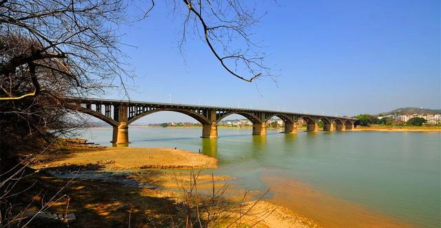 杨梅渡大桥位于赣州市西,连接老城区与开发区,横跨章江,总投资近1亿元