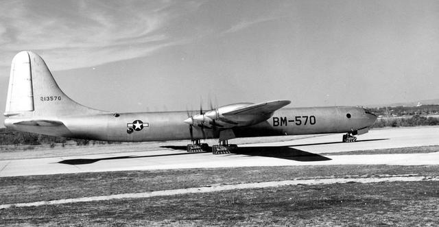 重型轰炸机吨位太大压爆轮胎怎么办?美国直接换成了坦克履带