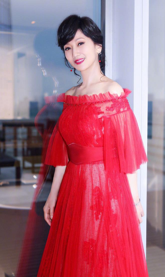 64岁赵雅芝穿28岁女孩衣服,网友:奶奶别装嫩了!