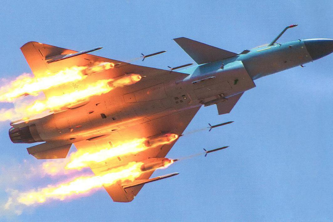 (歼10发射火箭弹)极限航程下的歼10c,可以使用鹰击91攻击/压制2个雷达