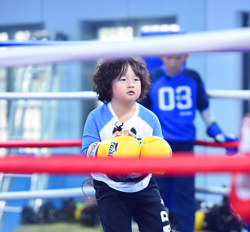 轩轩皓皓则穿着兄弟装摆出打拳姿势,目光坚定十分可爱.